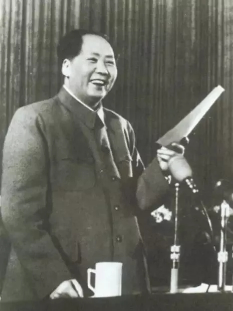 ▲1955年，毛主席在中国共产党全国代表会议上致开幕词。